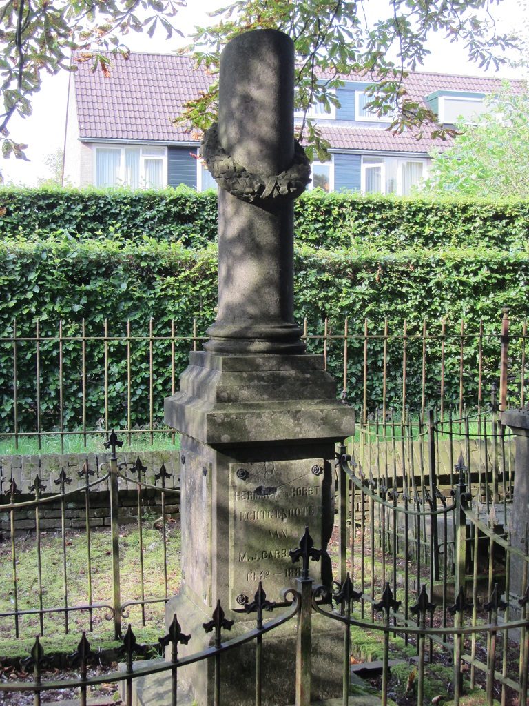 afgebroken-zuil-met-lauwerkrans